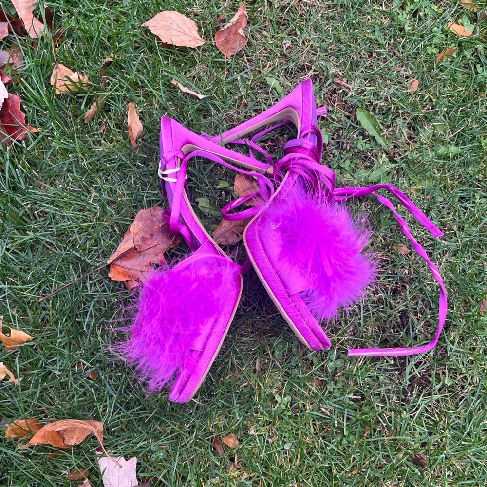 Madden Girl 8 Elegant Pink Feathered Women's Sandals - Picture 2 of 4